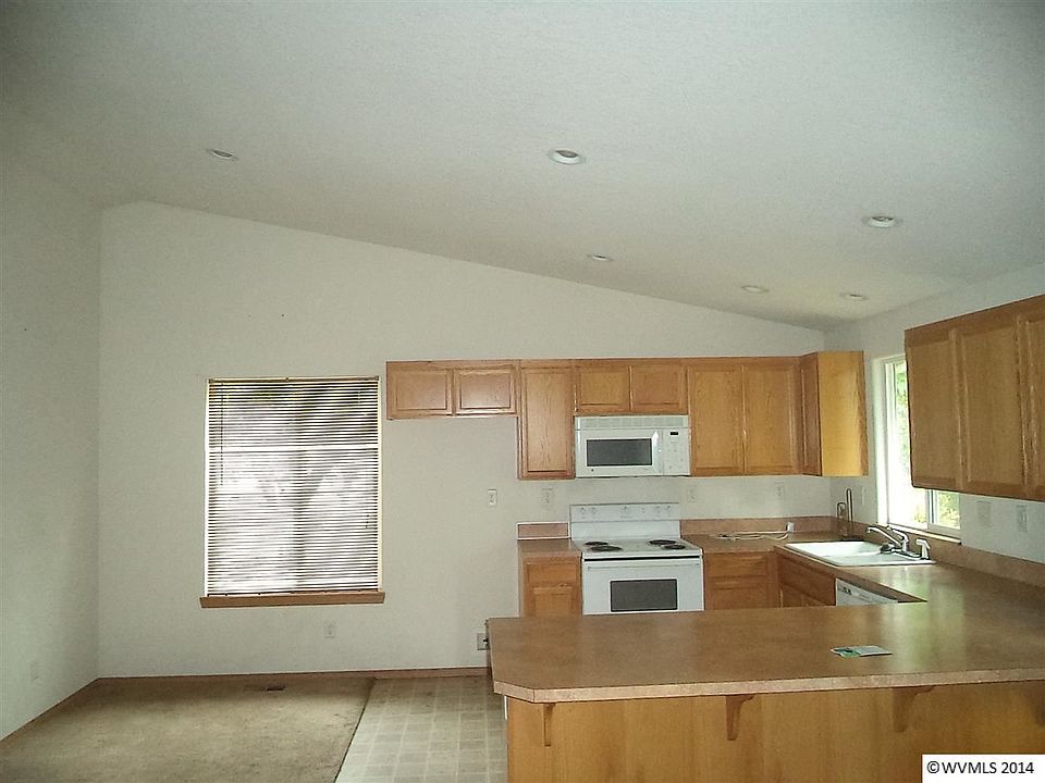 2nd image of 1931 Evergreen Ave NE