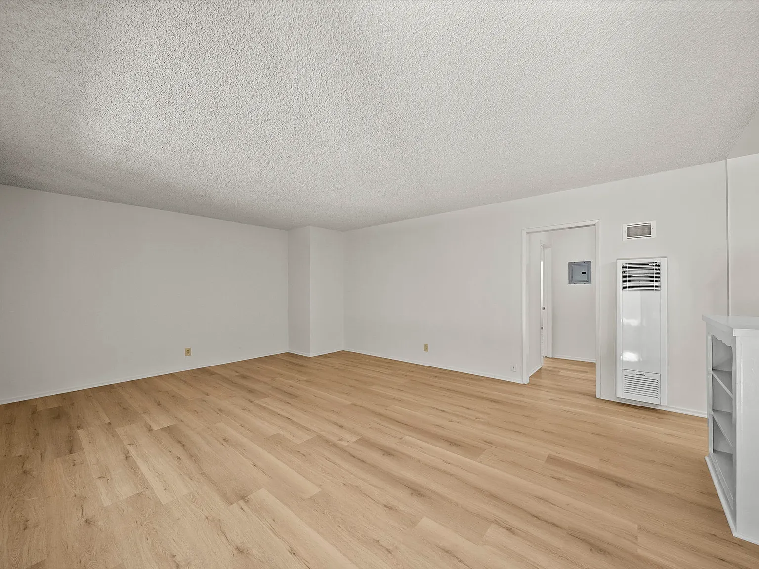 2 bed, 1.5 bath, 1001 sqft, $2,499 — Photo 4