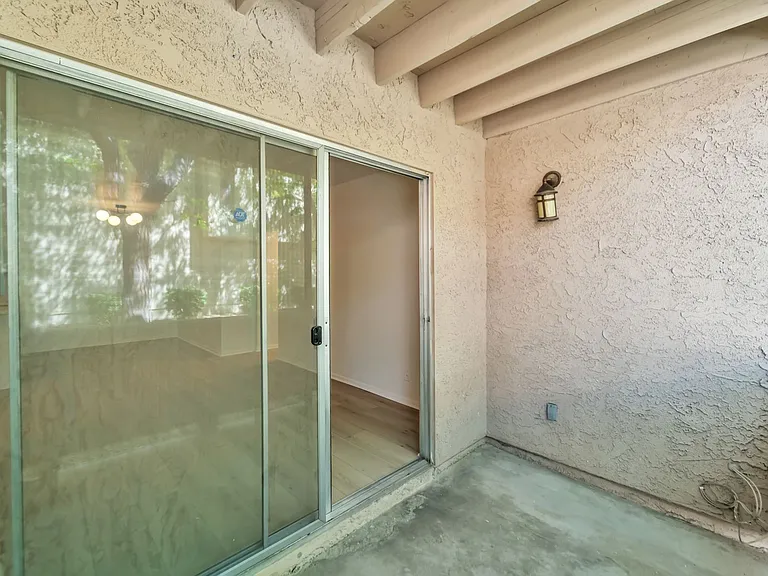 Valencia Apartments — Photo 64