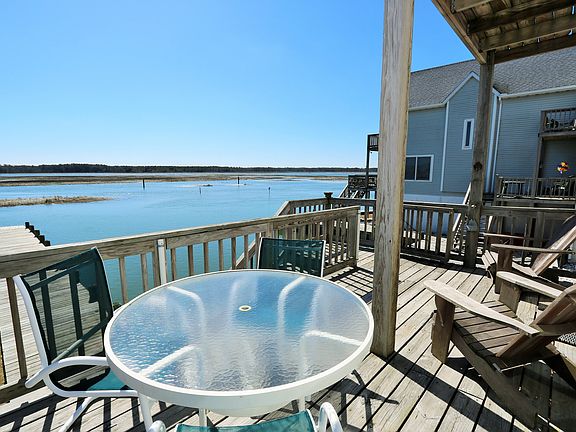 Spacious Deck off LR