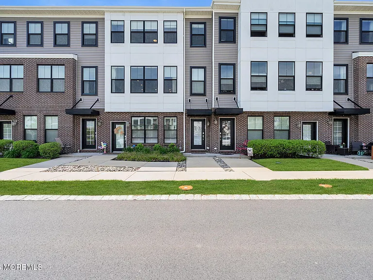 54 Midway Rd S — Photo 2