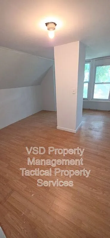 4 bed, 1.0 bath, 876 sqft, $995 — Photo 3
