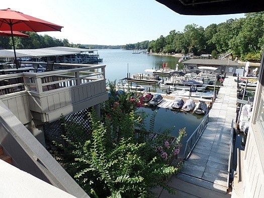 3 minute walk to marina