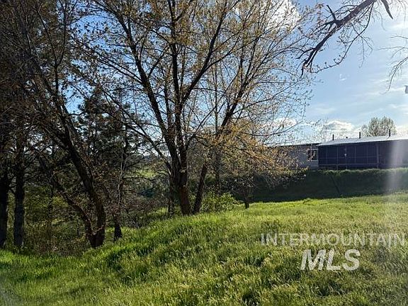 3rd image of 140 Brownlee Loop Rd