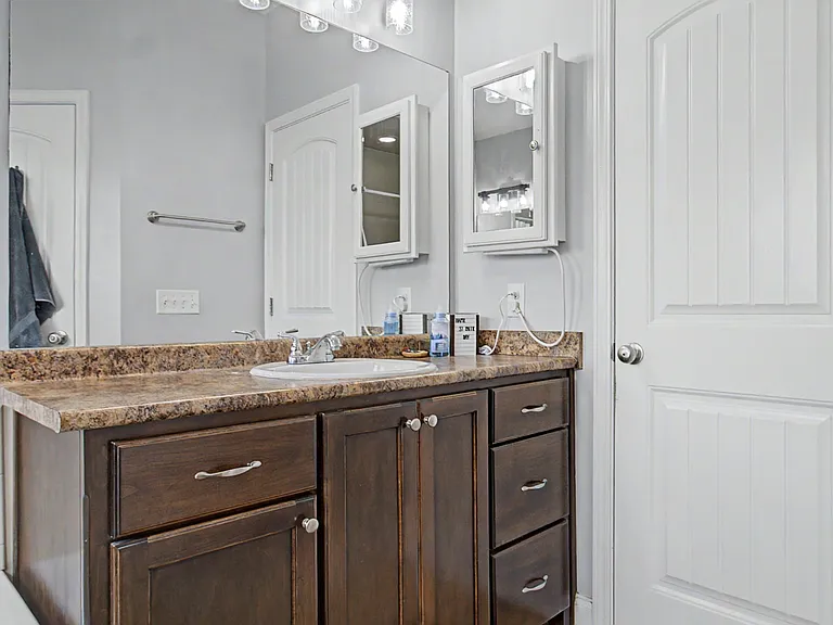 151 Lincoln Way NE — Photo 17