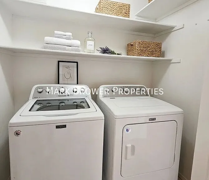 566 S Esmeralda — Photo 13