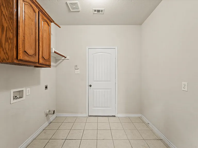 8204 Hitching Trl — Photo 3