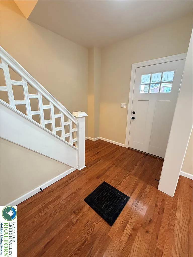 4 bed, 1.5 bath, 1837 sqft, $2,250 — Photo 2