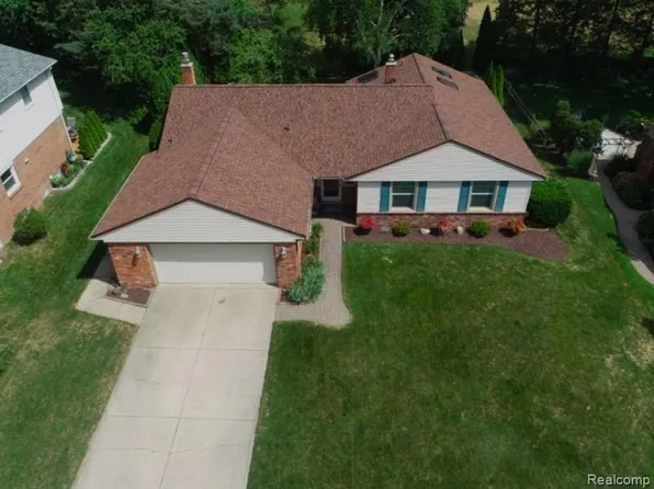 41784 Ladywood Dr, Northville, MI 48168