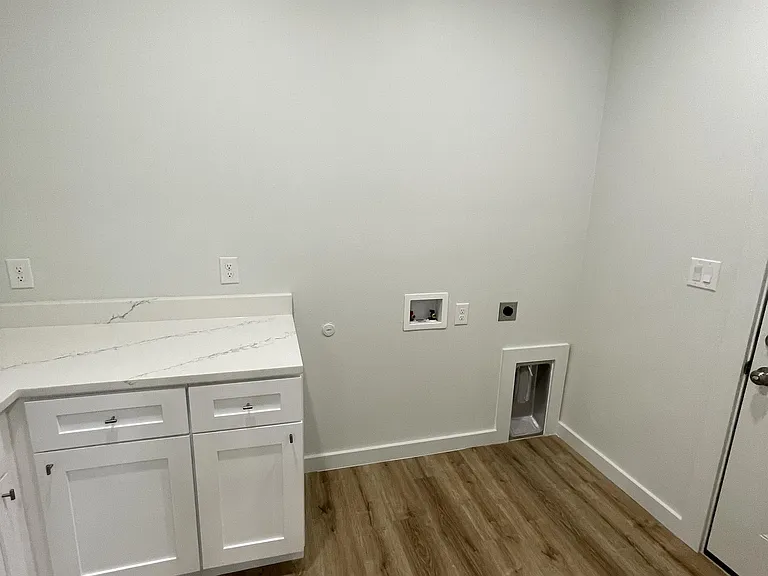 524 W Florence St — Photo 13