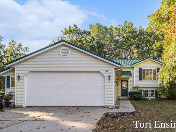 935 Alpine St, Greenville, MI 48838