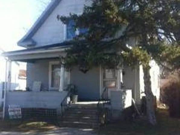 105 W 3rd St, Buchanan, MI 49107