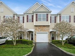 43 Torrey Pine Ln, Bay Shore, NY 11706