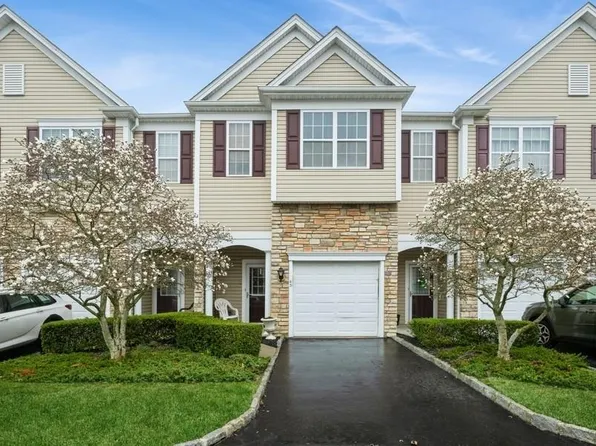 43 Torrey Pine Lane, Bay Shore, NY 11706