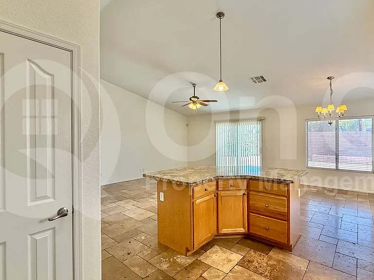611 W Liberty Ln — Photo 4