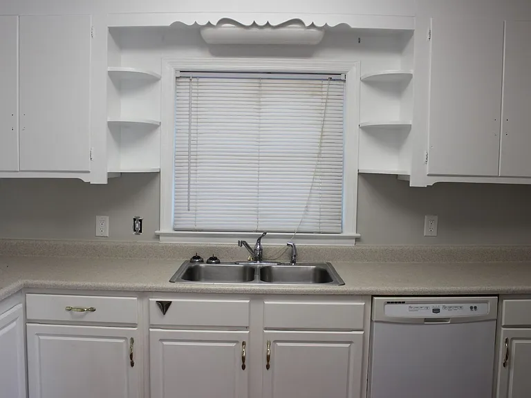 5213 Spruce Dr — Photo 4