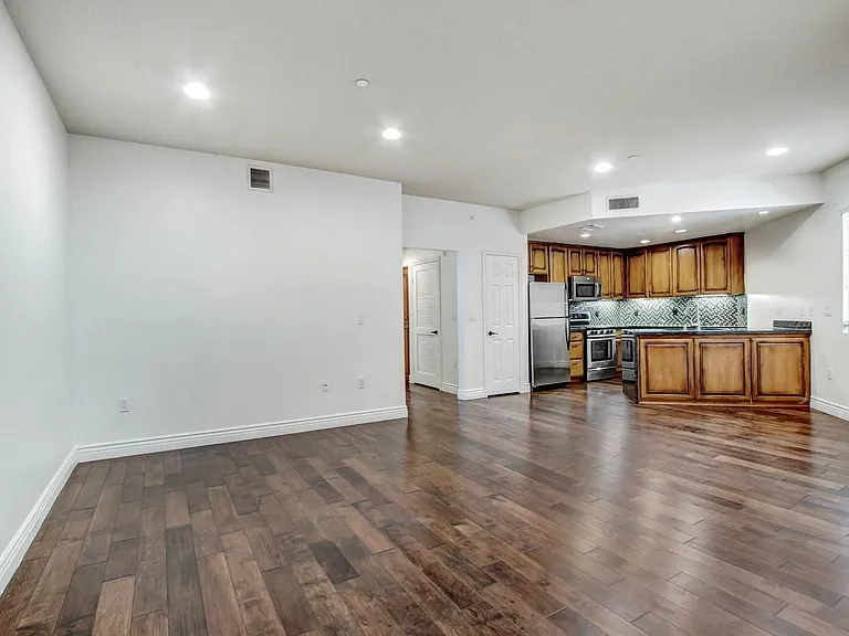 4410 Sepulveda Apartments — Photo 69