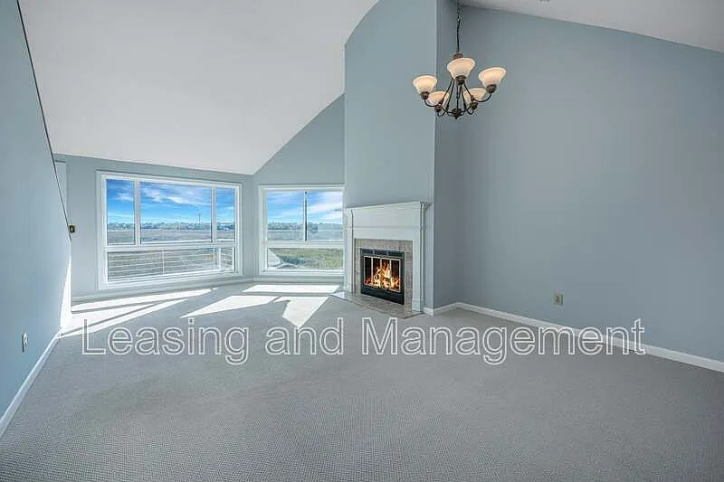 3 bed, 3.0 bath, 1258 sqft, $4,530 — Photo 2
