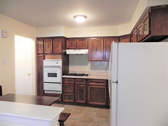 3rd image of 924 Throgmorton Ave