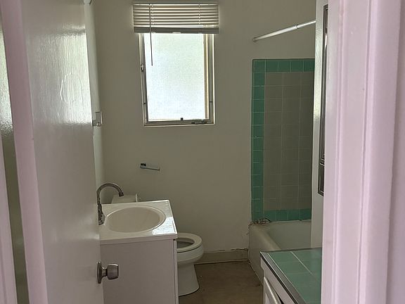 4th image of 3208 S Barrington Ave APT G