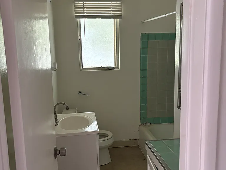 3208 S Barrington Ave #G — Photo 4
