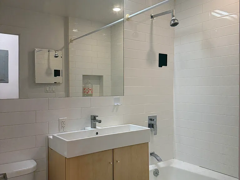 94 Scholes St #2F — Photo 5