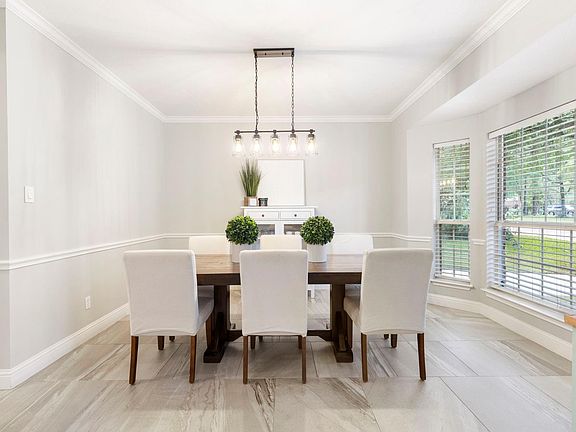 4th image of 7 S Acacia Park Cir