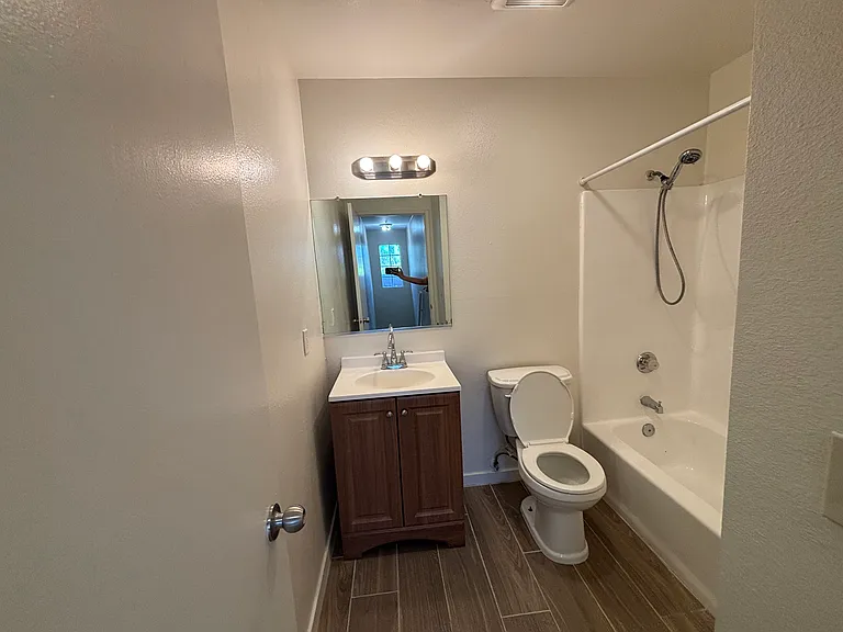 6924 Vesper Ave — Photo 5