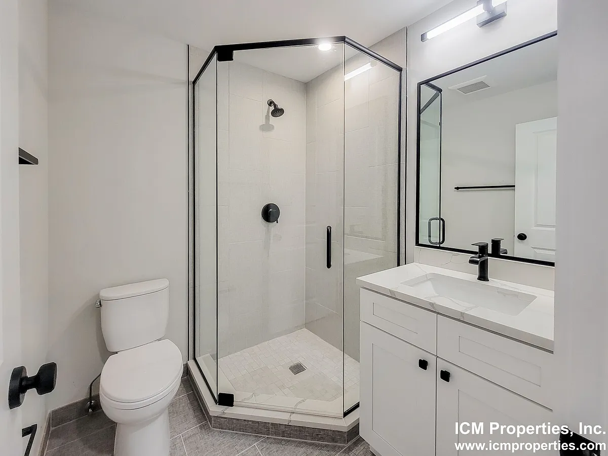 Building Photo - 4421 N Seeley Ave #2