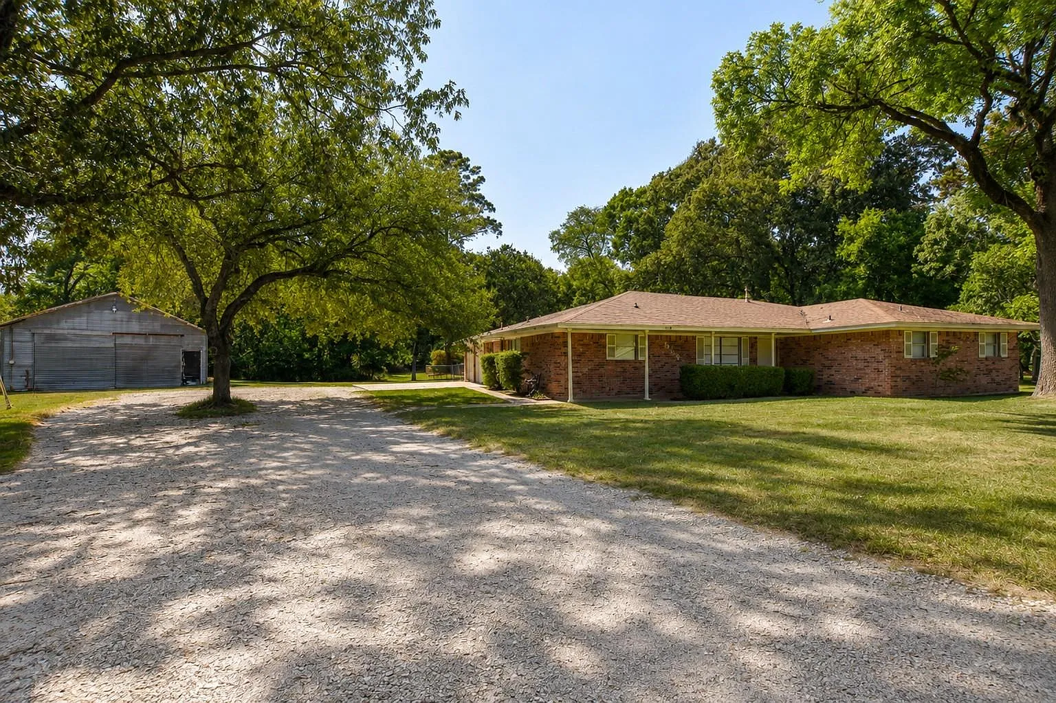 3 bed, 2.5 bath, 1969 sqft, $1,900 — Photo 2