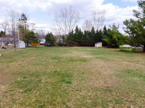 2524 Breezewood Ln, Neenah, WI 54956