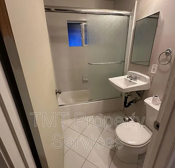 1615 W St #8 — Photo 5