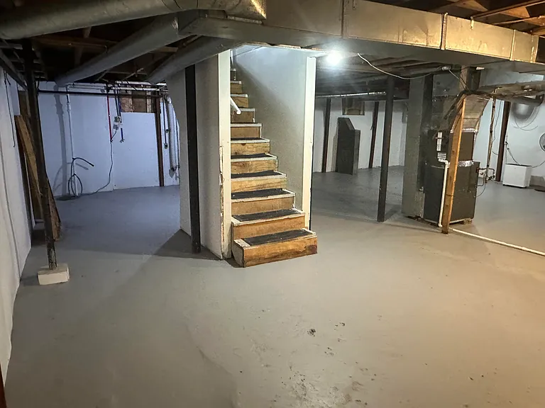 135 Willis Ave — Photo 34
