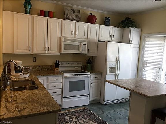 3rd image of 21 Fountain Manor Dr Unit C
