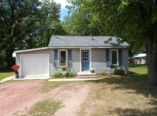 934 9th St, Waupaca, WI 54981