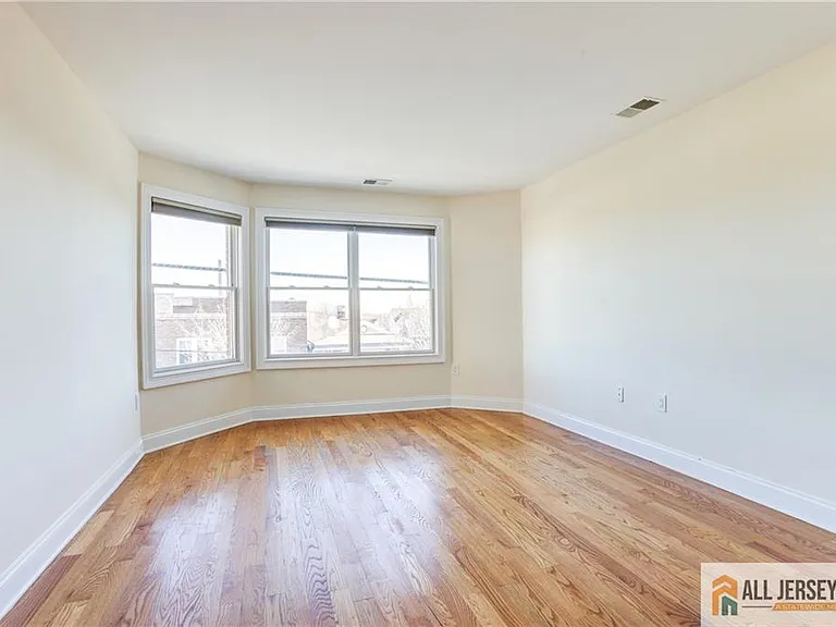 112 N Broadway St #B — Photo 11