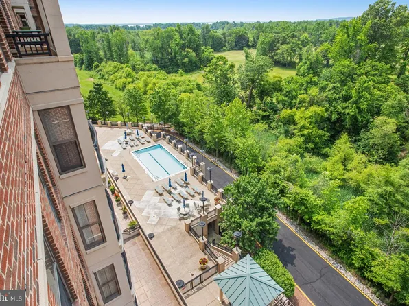 485 Harbor Side St APT 813, Woodbridge, VA 22191