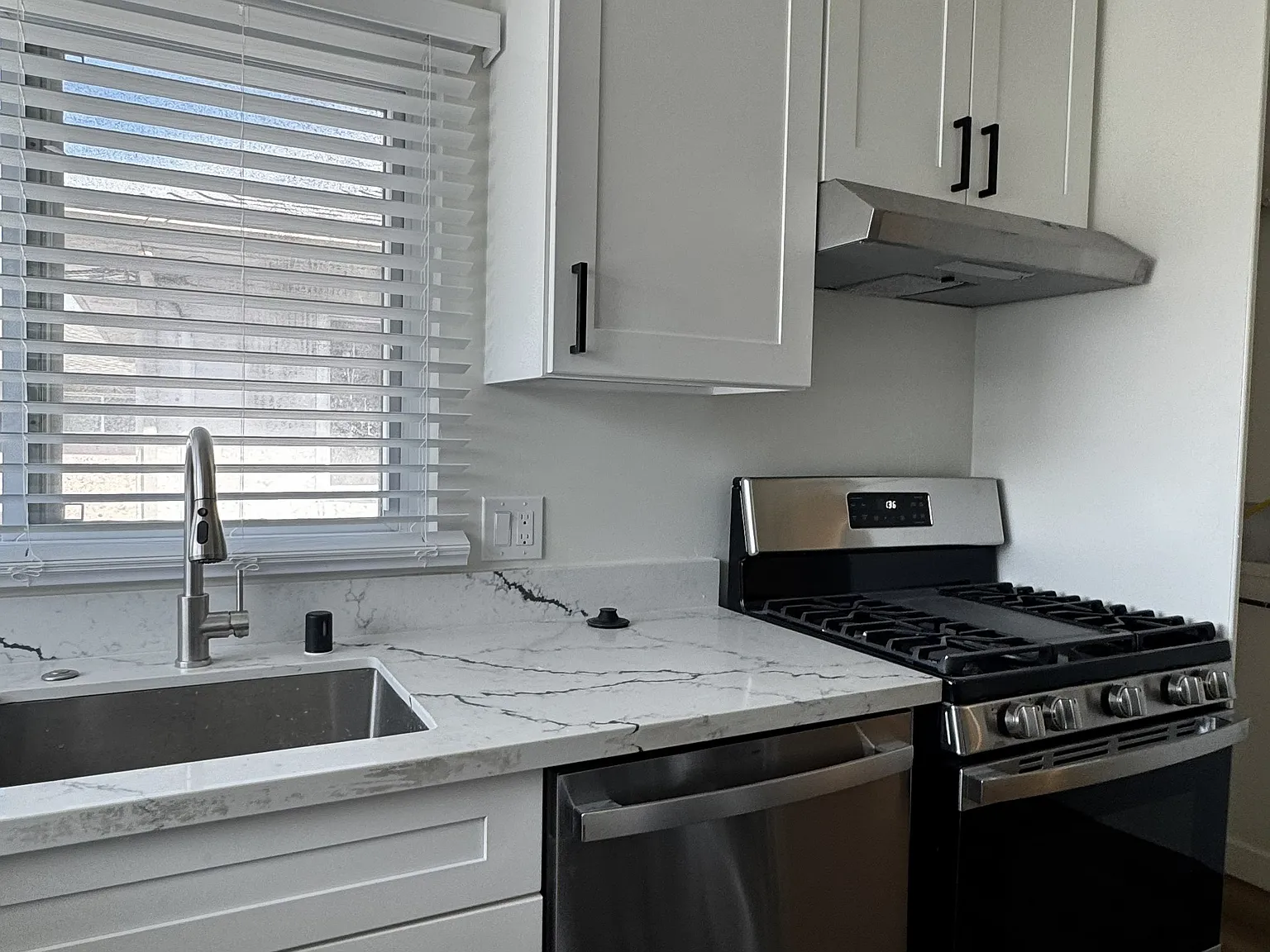 2 bed, 900 sqft, $3,195 — Photo 1