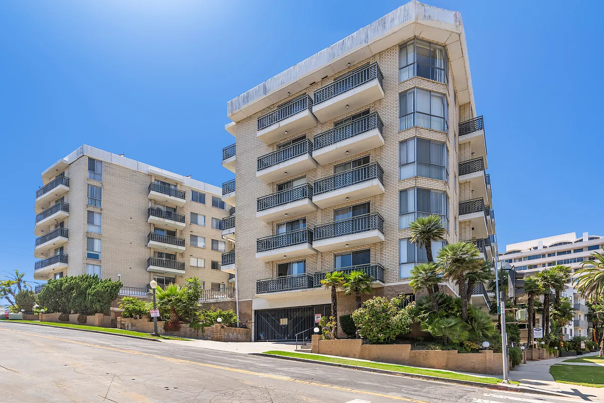 Building Photo - 1377 S Beverly Blvd #404