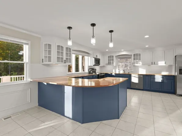 767 Walnut St, Lynnfield, MA 01940