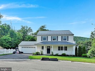 42 Overlook Dr, Pottsville, PA 17901