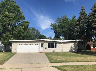 140 25th St SW, Minot, ND 58701