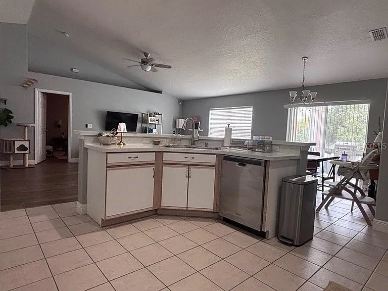 1004 Chateau Cir — Photo 18