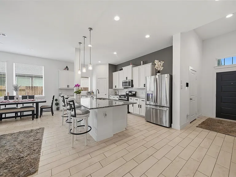 4512 Bartagrass Dr — Photo 2