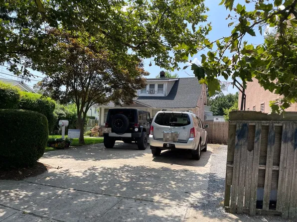 211 Lowndes Ave, Huntington Station, NY 11746