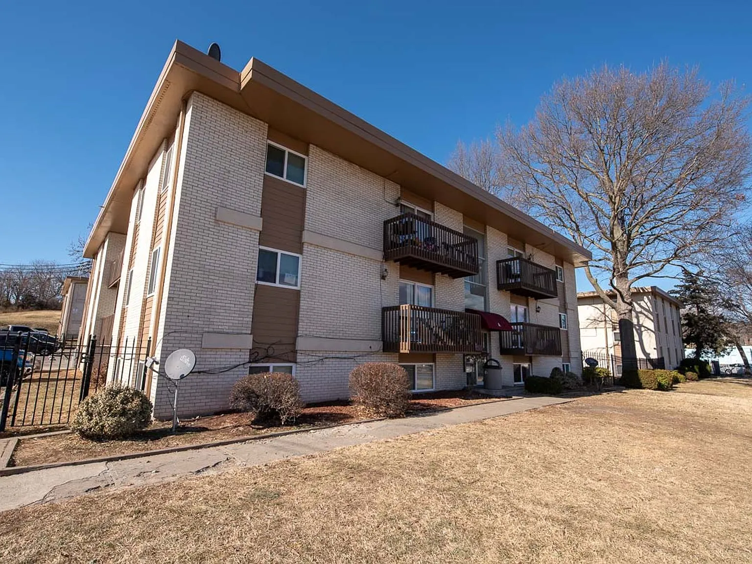 Eagle's Nest Apartments — Photo 2