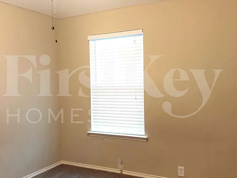 8604 Orleans Ln — Photo 10