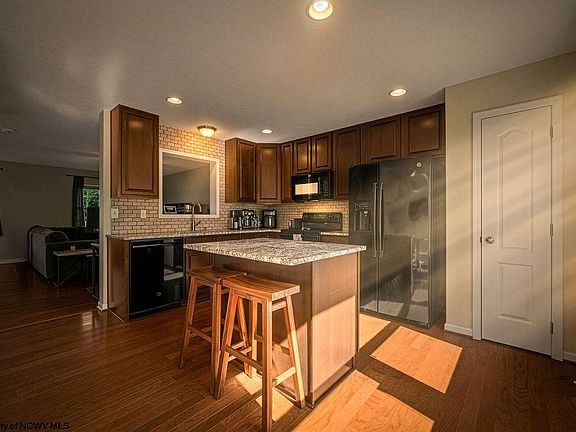 3rd image of 492 Watson Dr