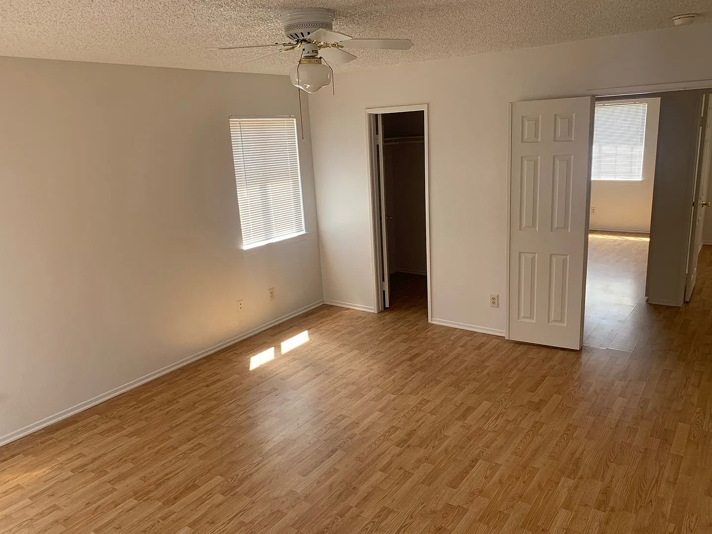 spacious 3 bedroom 2 bath home with large yard — Photo 4