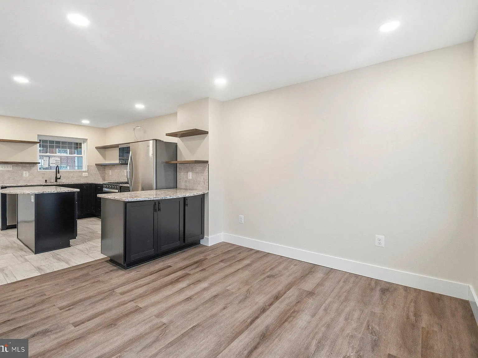 3 bed, 2.0 bath, 1215 sqft, $2,350 — Photo 2